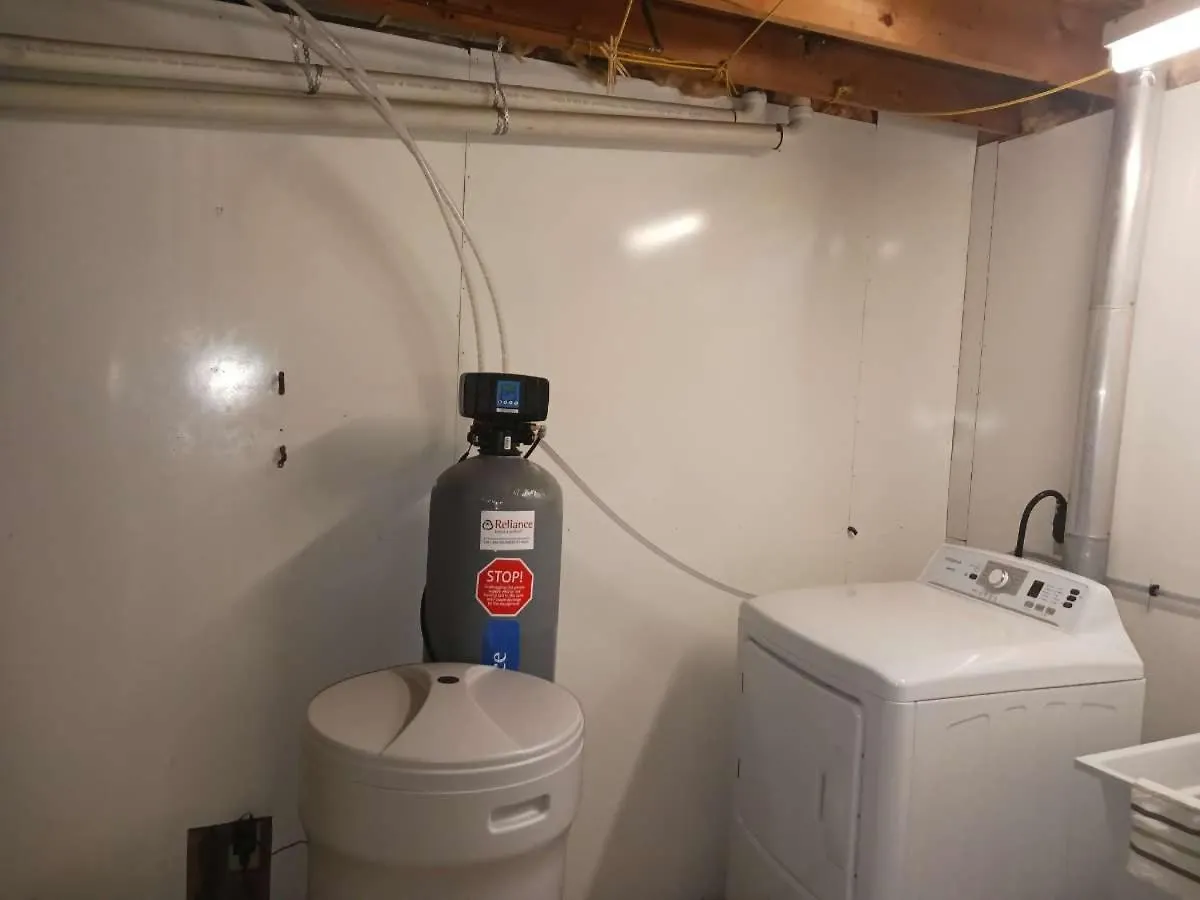 Homestay Smart Budget Friendly Room-Near Airport, Groceries,College Kitchener