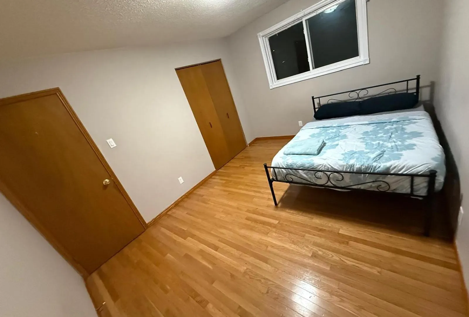 Homestay Smart Budget Friendly Room-Near Airport, Groceries,College Kitchener