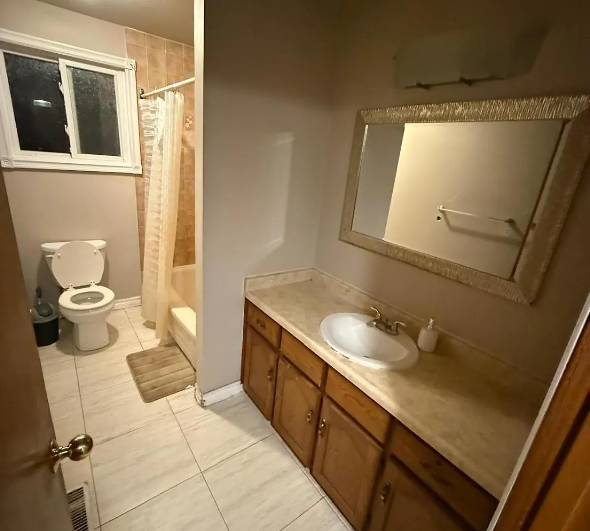 Smart Budget Friendly Room-Near Airport, Groceries,College Kitchener
